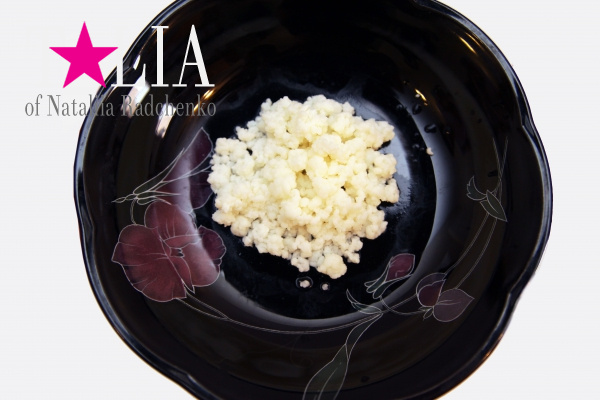 Чайный молочный гриб, который мы вывезли из Украины в баночке от крема Виши :)